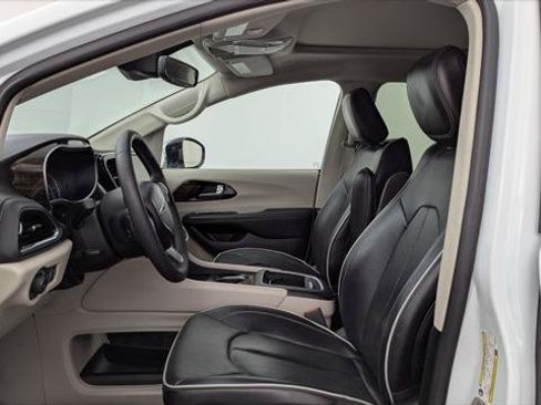 Used 2023 Chrysler Pacifica Limited FWD image 14