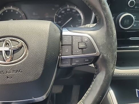 Used 2021 Toyota Highlander XLE FWD image 18