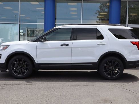 Used 2018 Ford Explorer XLT w/ Equipment Group 202A AWD/4WD image 2