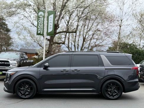 Used 2025 Kia Carnival SX image 2