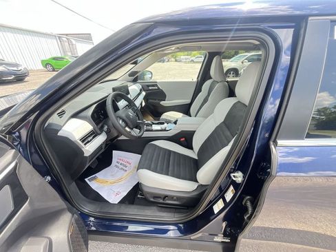 New 2025 Mitsubishi Outlander SE image 11