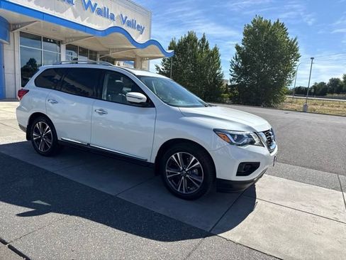 Used 2017 Nissan Pathfinder Platinum w/ Family Entertainment Package AWD/4WD image 2