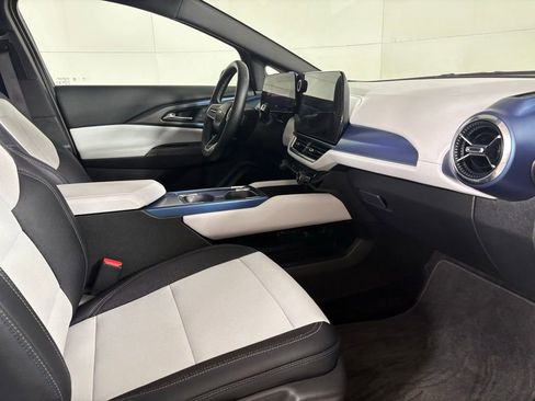 Used 2025 Chevrolet Equinox EV LT w/ Convenience Package image 17