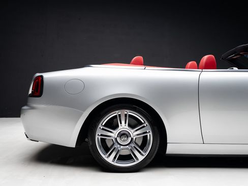 Used 2017 Rolls-Royce Dawn RWD image 39