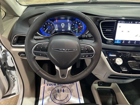 Used 2024 Chrysler Pacifica Touring-L image 25