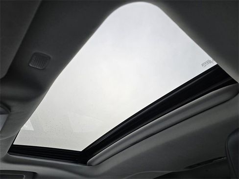 Used 2022 Toyota Highlander XLE image 6