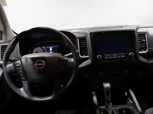 Used 2024 Nissan Frontier SV image 4