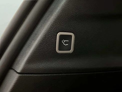 Used 2026 Chrysler Pacifica Limited FWD image 10