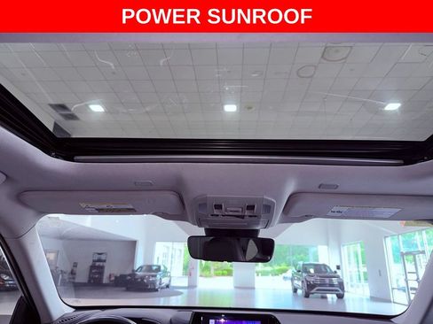 Used 2023 Toyota Highlander XLE FWD image 8
