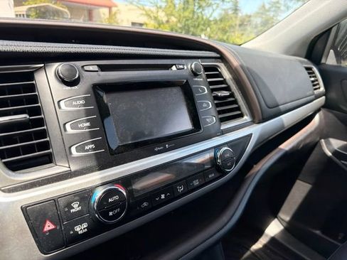 Used 2014 Toyota Highlander Plus FWD image 20