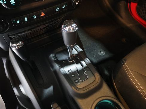 Used 2017 Jeep Wrangler Unlimited Sahara w/ Connectivity Group image 27