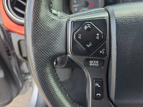 Used 2017 Toyota Tacoma SR5 AWD/4WD image 15