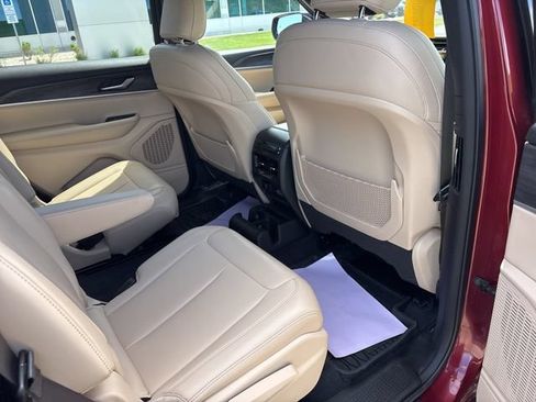 Used 2023 Jeep Grand Cherokee L Limited AWD/4WD image 10