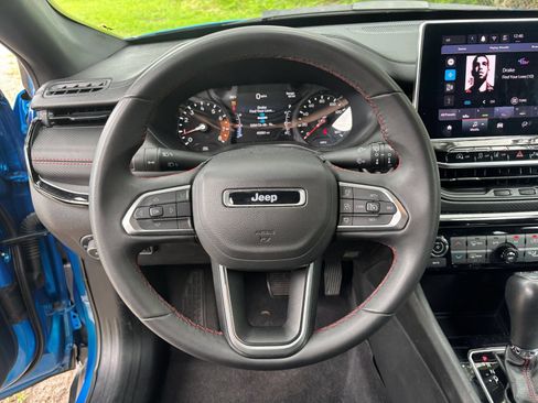 Used 2025 Jeep Compass Trailhawk AWD/4WD image 28