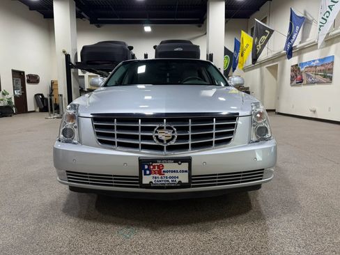 Used 2009 Cadillac DTS w/ Trunk Convenience Package FWD image 2