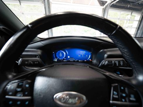 Used 2023 Ford Explorer Platinum w/ Technology Package AWD/4WD image 15