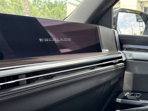 Used 2025 Cadillac Escalade Premium Luxury AWD/4WD image 24