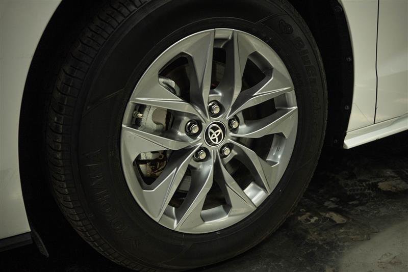 Used 2024 Toyota Sienna LE AWD/4WD image 3