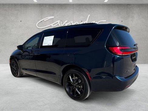 Used 2023 Chrysler Pacifica Limited w/ Uconnect Theater Family Group image 14