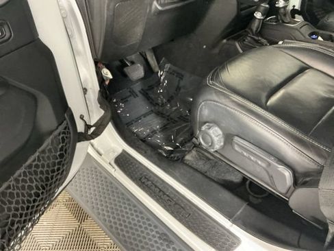 Used 2018 Jeep Wrangler Unlimited Sahara AWD/4WD image 15