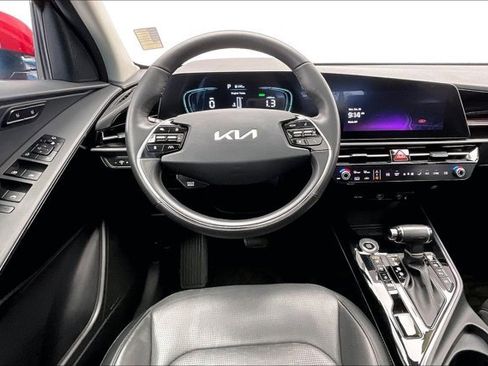 Used 2023 Kia Niro SX image 4
