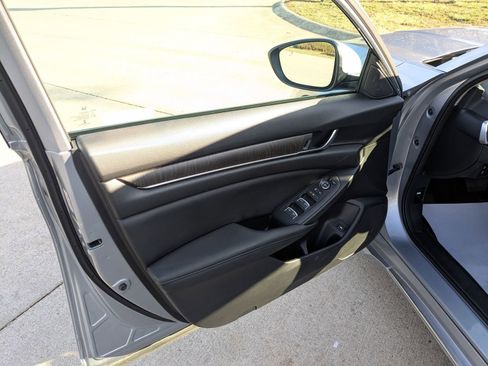 Used 2018 Honda Accord EX image 22