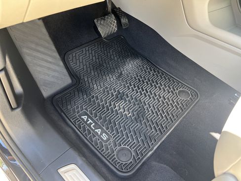 Used 2024 Volkswagen Atlas SE w/ Panoramic Sunroof Package image 15