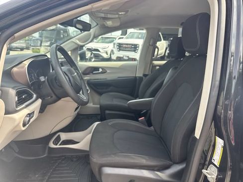 Used 2023 Chrysler Voyager LX FWD image 18