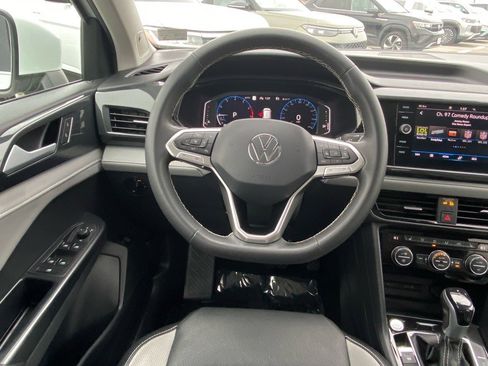 Certified 2022 Volkswagen Taos SEL w/ Panoramic Sunroof Package image 6