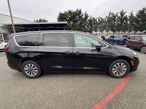 Used 2023 Chrysler Pacifica Touring-L image 4