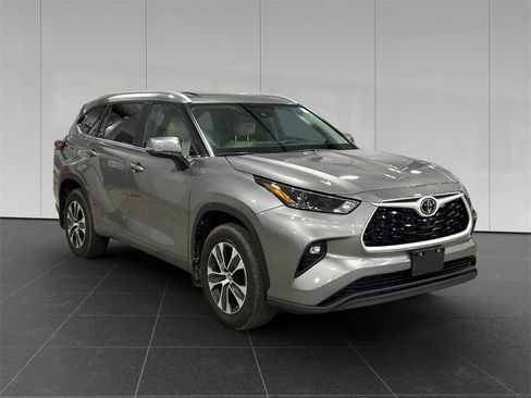 Used 2025 Toyota Highlander XLE image 7