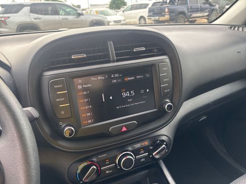 Used 2025 Kia Soul LX w/ LX Technology Package FWD image 20