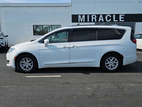 Used 2020 Chrysler Pacifica Touring-L FWD image 3