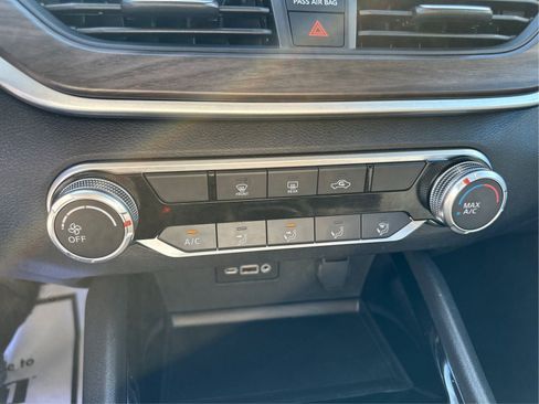 Used 2024 Nissan Altima 2.5 SV FWD image 27