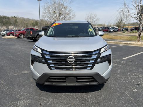 Used 2025 Nissan Rogue SV image 2