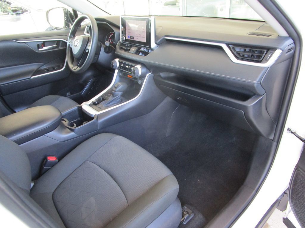 Used 2025 Toyota RAV4 XLE FWD image 27