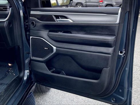 Certified 2024 Jeep Wagoneer Series II AWD/4WD image 22