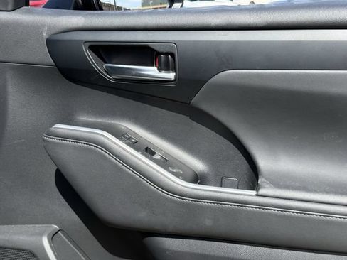 Used 2023 Toyota Highlander XLE FWD image 32