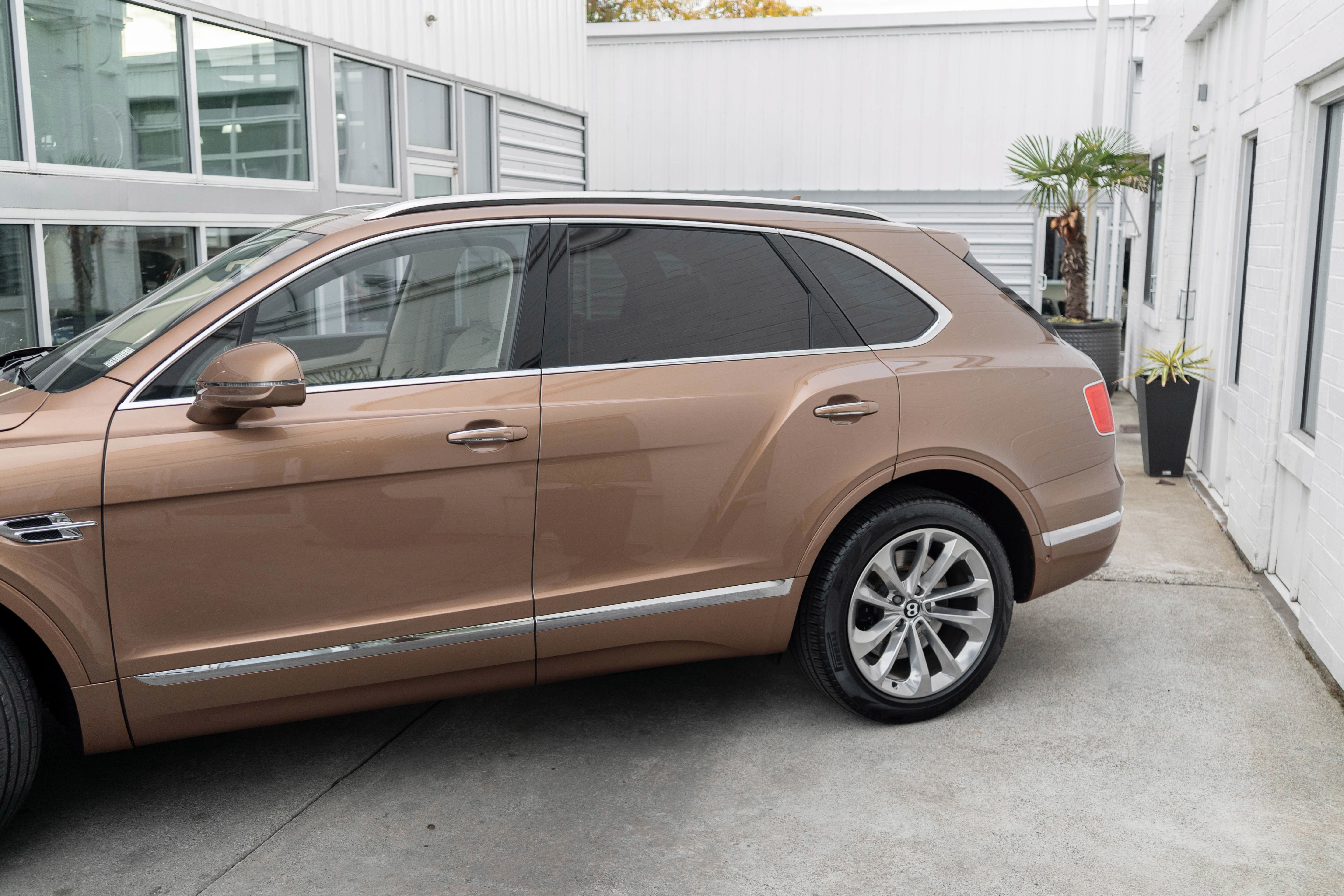 Used 2017 Bentley Bentayga AWD/4WD image 5