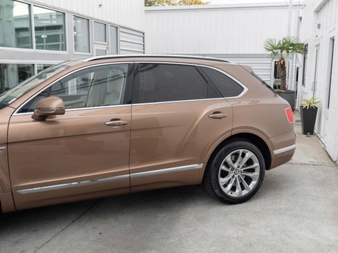Used 2017 Bentley Bentayga image 5