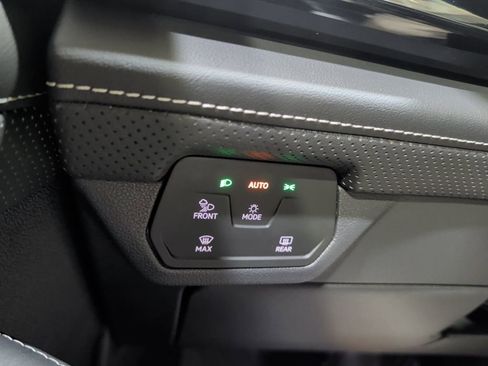 Used 2024 Volkswagen Atlas Cross Sport SE image 23