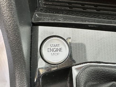 Used 2025 Volkswagen Taos SE image 32