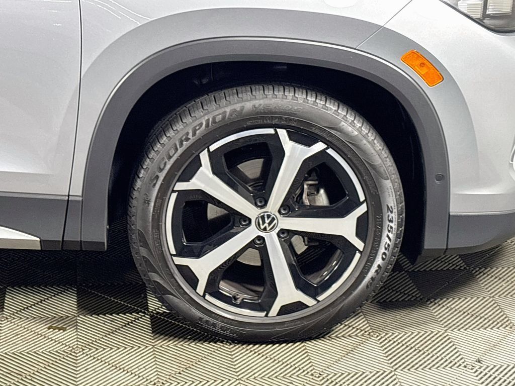 Certified 2025 Volkswagen Tiguan SE FWD image 24