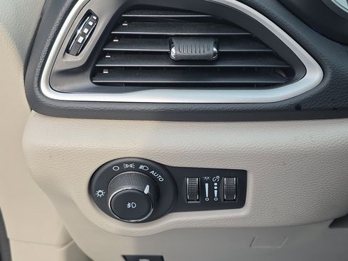 Used 2024 Chrysler Pacifica Touring-L image 21