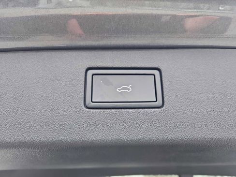 Used 2025 Volkswagen Tiguan SE AWD/4WD image 27
