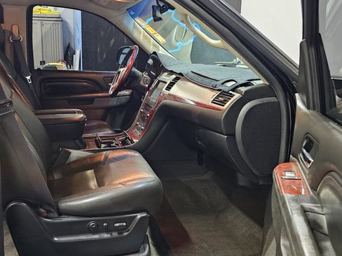 Used 2013 Cadillac Escalade 2WD image 19
