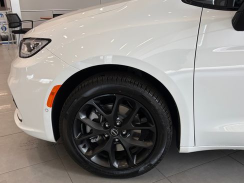 New 2026 Chrysler Pacifica Select image 10