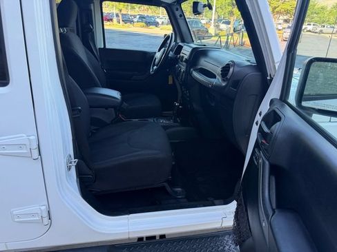 Used 2018 Jeep Wrangler Unlimited Sport S AWD/4WD image 9