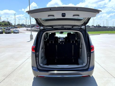 Used 2022 Chrysler Pacifica Touring-L FWD image 21