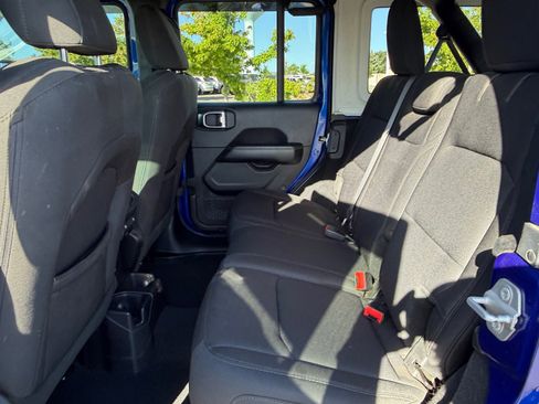 Used 2018 Jeep Wrangler Unlimited Sahara AWD/4WD image 19